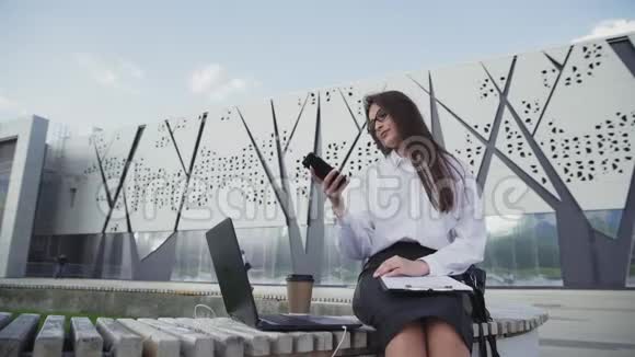 女商人打电话拿着文件和笔记本电脑工作视频的预览图