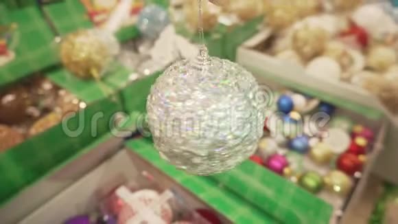 特写镜头闪亮的银球旋转玩具为圣诞树视频的预览图