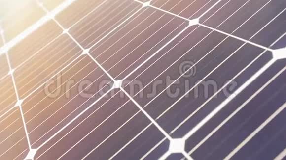 日落时美丽的太阳能电池板框架特写太阳能电池板太阳能电池板和太阳耀斑视频的预览图