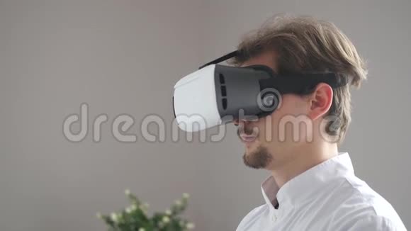 男医生戴着VR眼镜视频的预览图