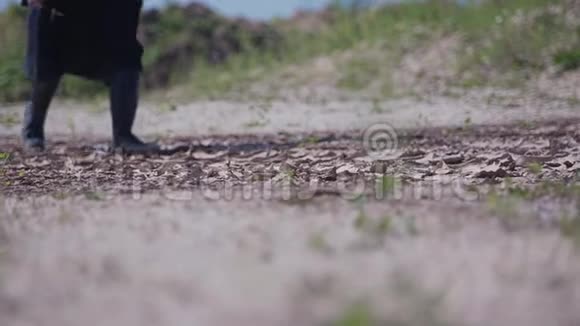 人类进入干燥的裂土电影计划照相机在动视频的预览图