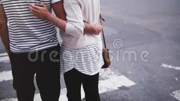 慢动作年轻快乐浪漫的情侣站在一起拥抱在纽约行人十字路口汽车经过视频的预览图