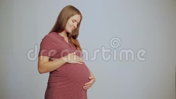 穿着白色背景的便服的孕妇视频的预览图