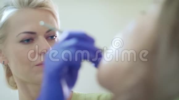 医生用牙科工具检查病人的牙齿牙科治疗病人牙齿视频的预览图