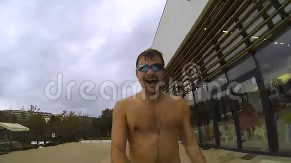 一个人在跑步在游泳池里跳在水下游泳的时候拍自己的视频视频的预览图