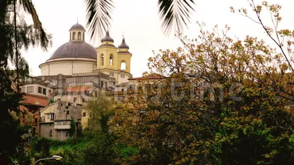 罗马郊区拉齐奥意大利圣玛利亚教堂圆顶树枝彩色日落背景视频的预览图