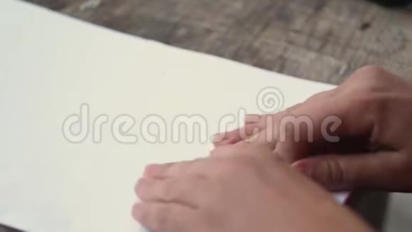 那个女人把一张纸切成两半用纸创作作品视频的预览图