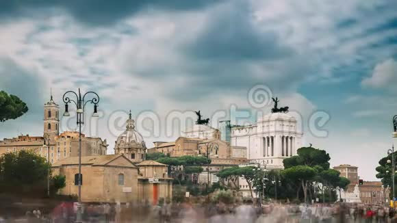 意大利罗马在圣路卡EMartina教堂附近的夏日人们在圣路卡教堂散步视频的预览图