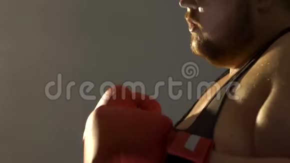 运动员戴拳击手套燃烧脂肪健康休闲活动视频的预览图