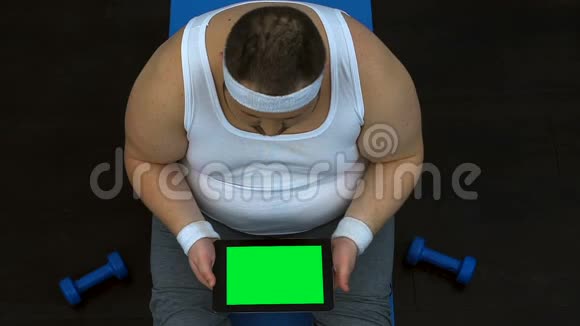 超重男性滚动片坐在垫子上饮食专家在线咨询视频的预览图