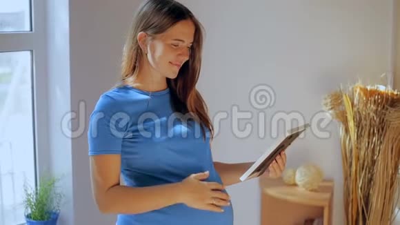 孕妇看她的婴儿第一次超声波检查结果视频的预览图
