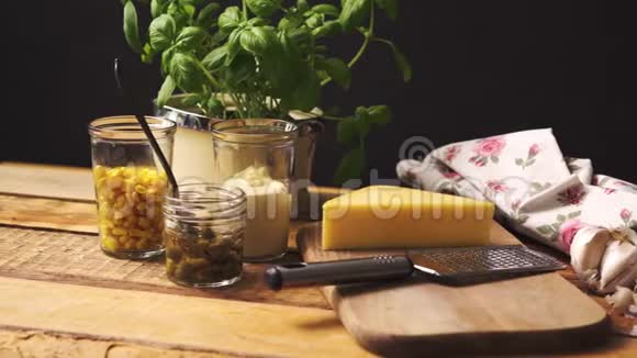 砧板上有奶酪和木制餐桌上有新鲜罗勒的烤盘视频的预览图