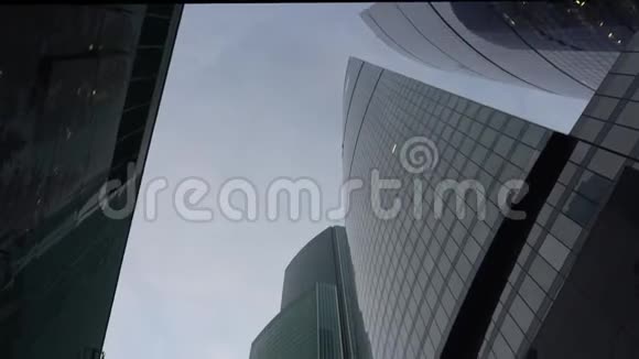 写字楼垂直全景玻璃摩天大楼白天视频的预览图