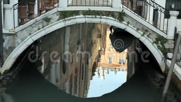 古桥下静静的绿松石水流意大利威尼斯视频的预览图