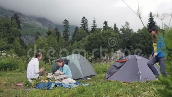 一群游客在山上露营度过暑假视频的预览图