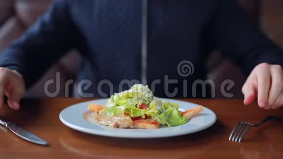 一个年轻人正在吃美味的鸡肉沙拉视频的预览图