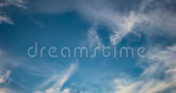 蓝天背景的时间推移与微小的条纹卷云条纹蓬松云天气晴朗多风天气视频的预览图