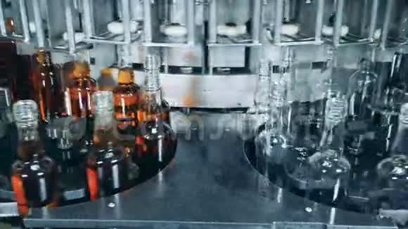 酒精被工厂机器倒进瓶子里视频的预览图