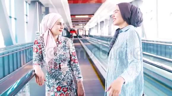 两名穆斯林妇女在节间和通讯中旅行视频的预览图