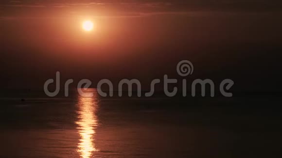 美丽的日落越过大海视频的预览图