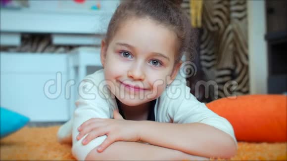 画像可爱的小女孩看着镜头美丽的小女孩看着镜头甜甜的笑了视频的预览图