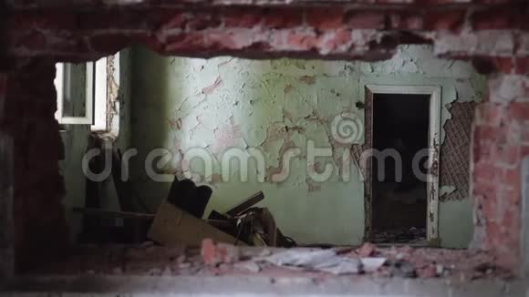 墙上有个洞的旧破建筑被遗弃的公寓视频的预览图