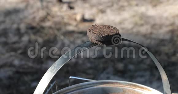 一个大锅柄上有一个压圆形状的普洱茶视频的预览图