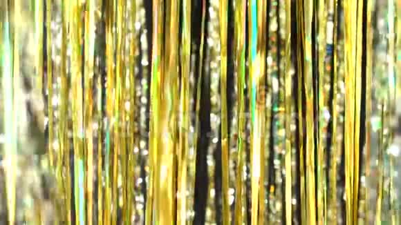 金色的雨滴从黄色波克背景上的金箔上落下在明亮的灯光下有着美丽的动态背景圣诞节或假日视频的预览图