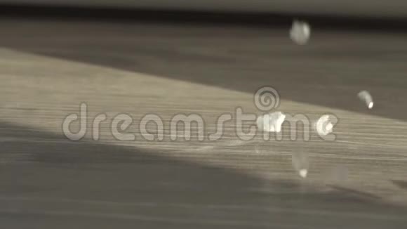 硅胶晶体落在木质表面视频的预览图