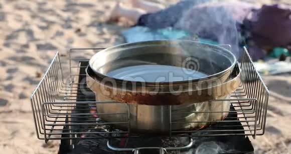 大锅里的水在木桩上加热视频的预览图