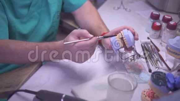 用牙科陶瓷刷尖专家手视频的预览图