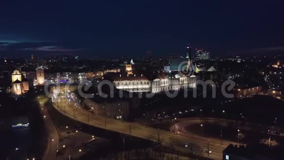 华沙老城夜景广场和王宫在夜间照明视频的预览图