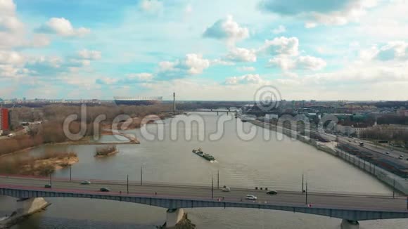 空中4k无人驾驶飞机飞行镜头的桥梁与汽车交通包围美丽的城市景观波兰华沙视频的预览图