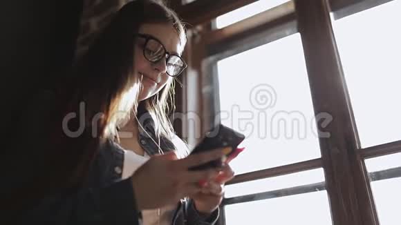 年轻女孩在电话上发短信的特写镜头视频的预览图