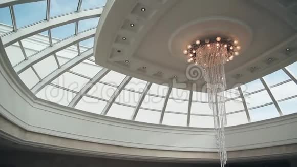 玻璃天花板下的大型水晶吊灯视频的预览图
