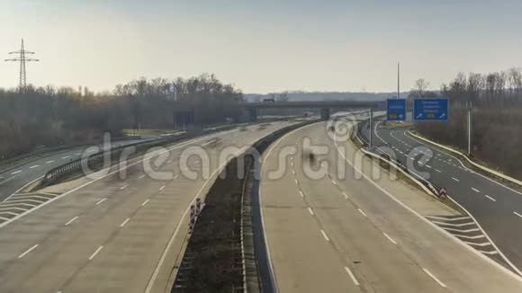 德国7号高速公路是德国最长的高速公路也是欧洲最长的国家高速公路A7上交通时间的推移视频的预览图