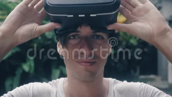 在花园里一位年轻人在户外使用虚拟现实眼镜视频的预览图