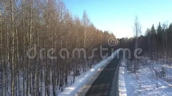 照相机在冬天的天空中升起在木头的长轨上视频的预览图