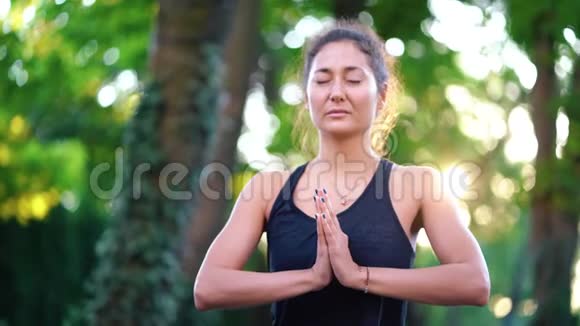 专心致志的女孩双手站在旁边沉思祈祷有东方风情的年轻女子视频的预览图