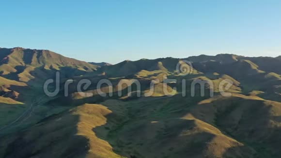 日落时约尔谷的山景视频的预览图