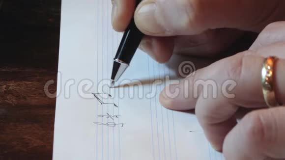 作曲家用钢笔在纸上写音乐笔记视频的预览图