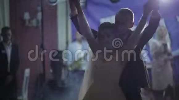 刚结婚的夫妇在婚礼上跳舞新郎新娘舞会视频的预览图