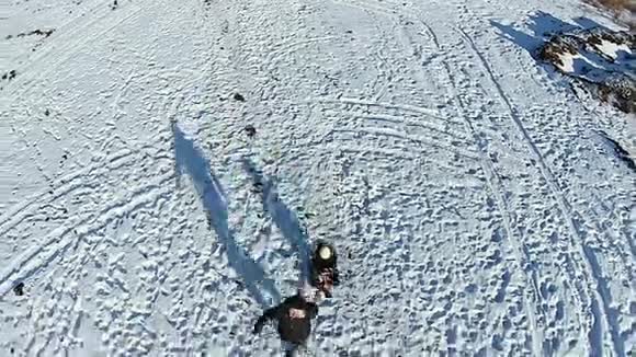 一个男人用雪橇快速的翻滚着孩子视频的预览图