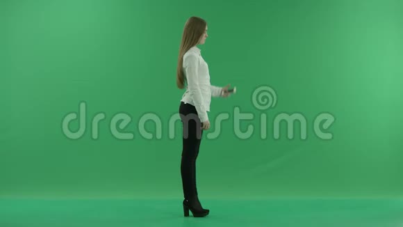 愤怒的年轻商务女性正在用手机说话她站在绿色屏幕的中央全身挺直视频的预览图