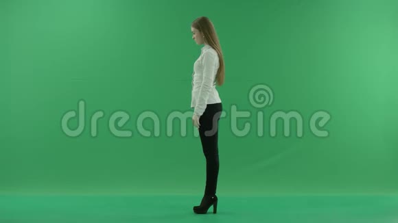 愤怒的年轻商务女性正在用手机说话她站在绿色屏幕的中央全身挺直视频的预览图
