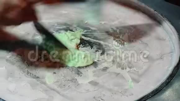 在河内街道的金属表面上做冰淇淋的人视频的预览图