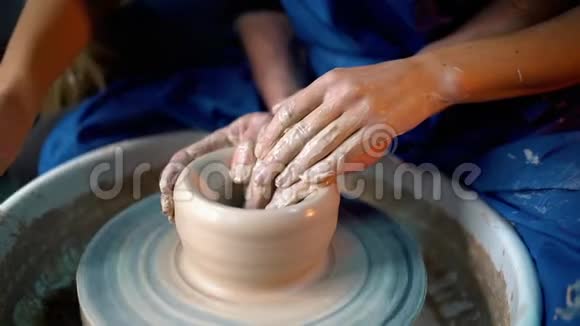 人艺术工作室陶工轮工作过程无名工匠创造罐子只关注手小型视频的预览图