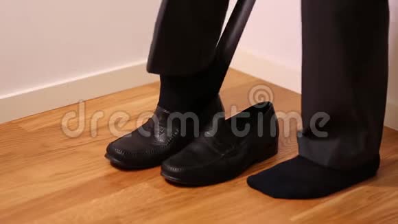 穿黑色裤子的人穿黑色鞋子背景视频的预览图