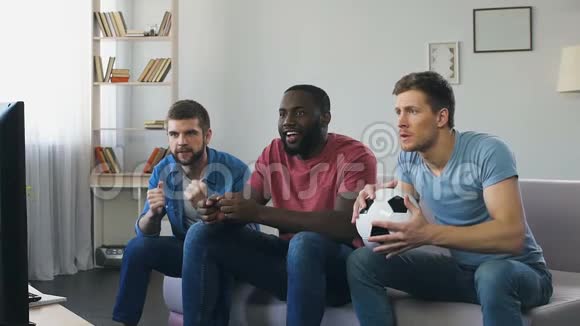 看足球的人对进球的期望很高进球后爆发出咆哮视频的预览图