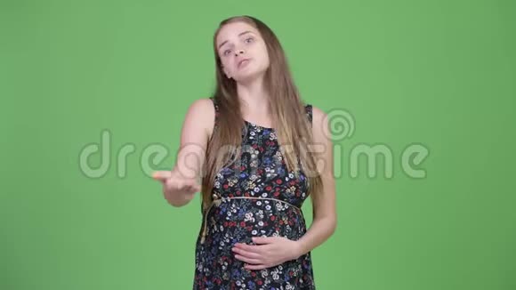 年轻快乐的孕妇对着镜头说话视频的预览图